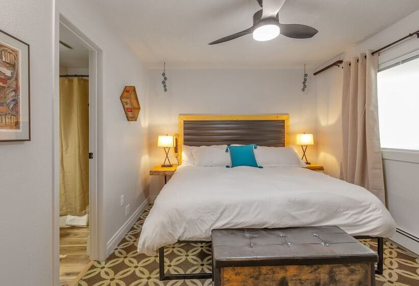 Highliner Hotel   Deluxe Interior King Rooms  No View