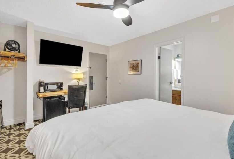 Highliner Hotel   Deluxe Interior King Rooms  No View