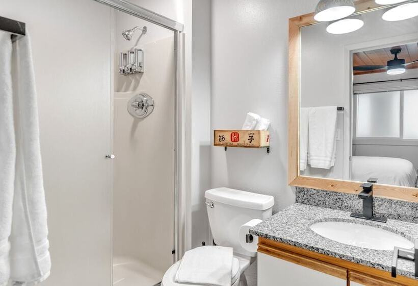 Highliner Hotel   Deluxe Interior King Rooms  No View