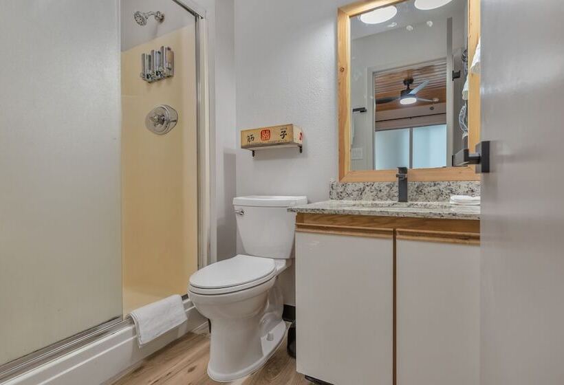 Highliner Hotel   Deluxe Interior King Rooms  No View