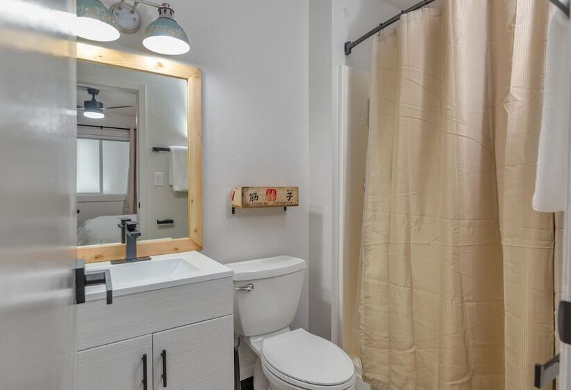 Highliner Hotel   Deluxe Interior King Rooms  No View