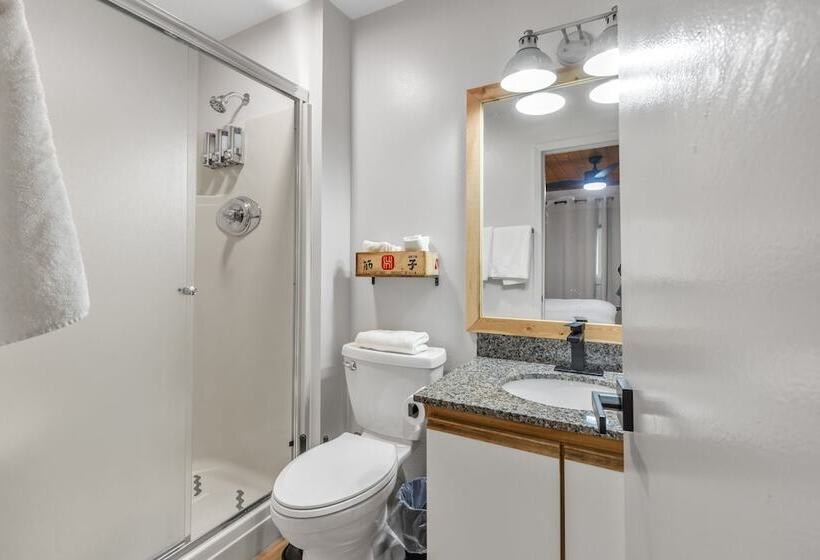 Highliner Hotel   Deluxe Interior King Rooms  No View