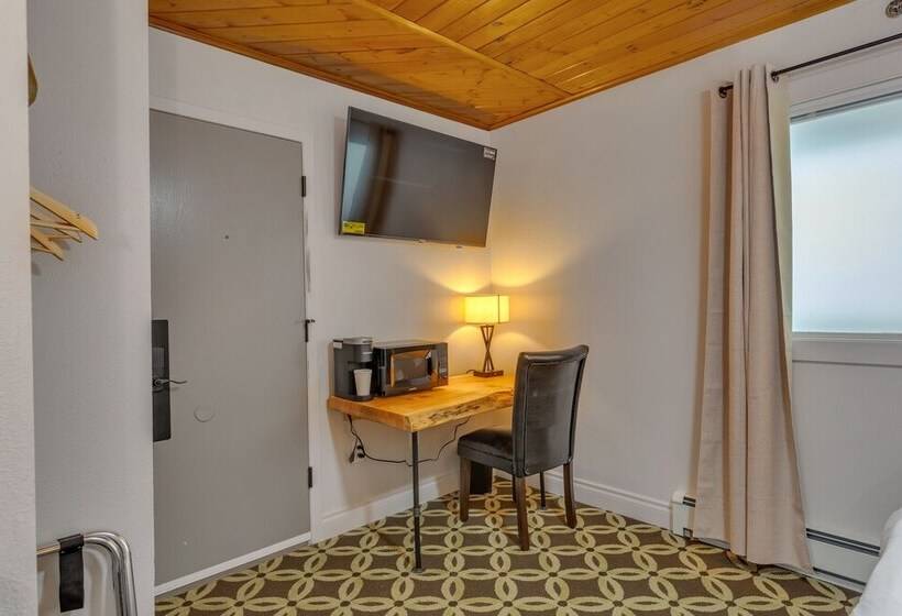 Highliner Hotel   Deluxe Interior King Rooms  No View