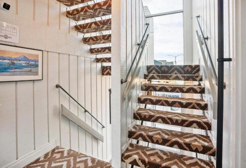 Highliner Hotel  King Suite 312 With City View Hotel Room