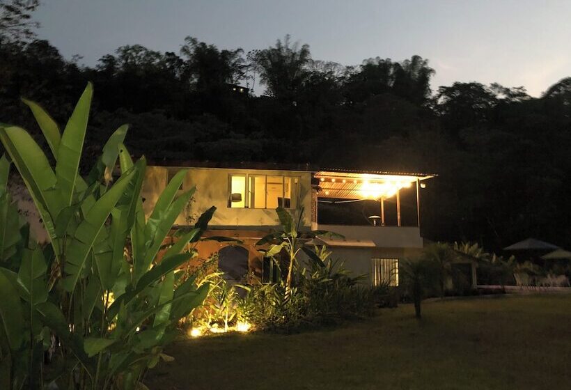 مسافرخانه Casa Edward
