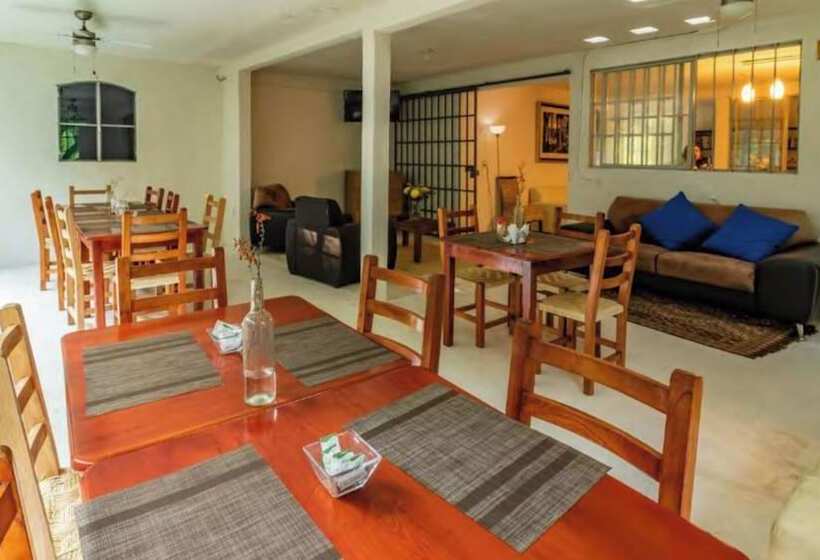 مسافرخانه Casa Edward