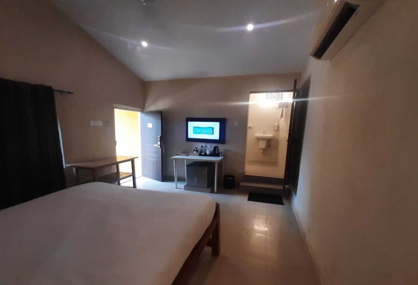 Отель Sandbanks Beach Resort