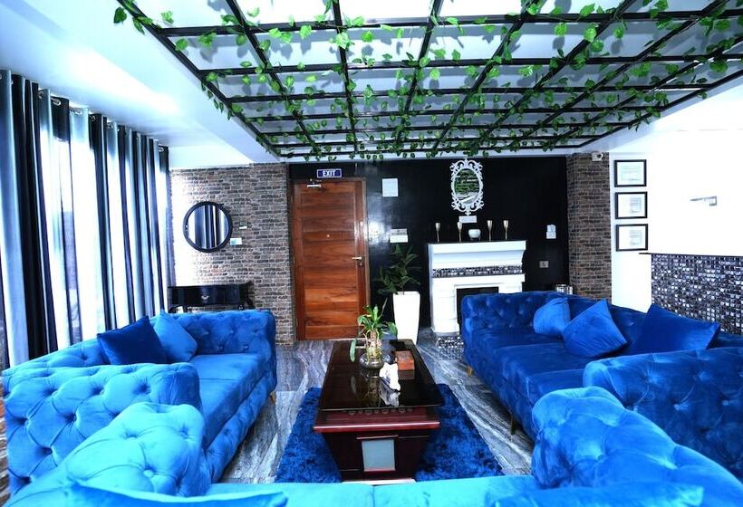 Отель The Relyn Suite