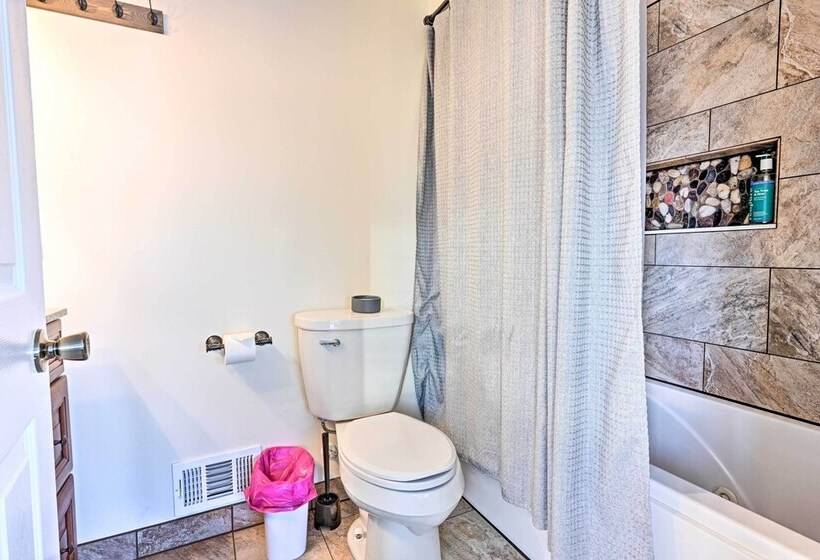 Lakefront Hartland Cottage W/ Patio & Fire Pits!