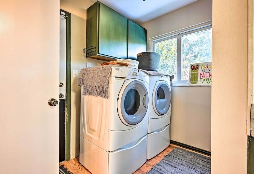 Lakefront Hartland Cottage W/ Patio & Fire Pits!