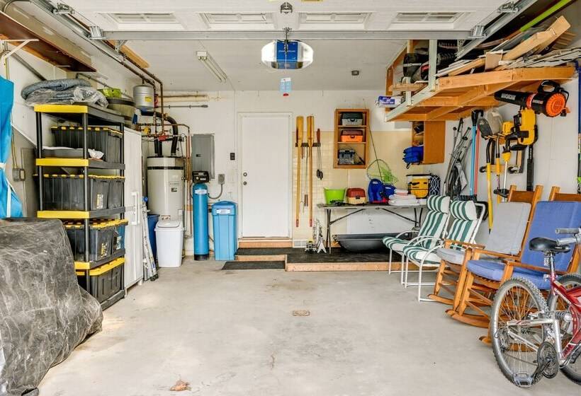 Lakefront Hartland Cottage W/ Patio & Fire Pits!