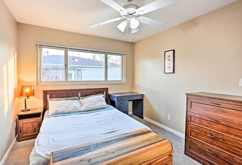 Lakefront Hartland Cottage W/ Patio & Fire Pits!