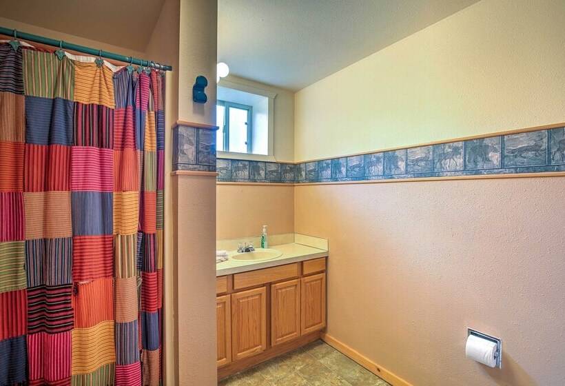 Luxe Alpine Cabin W/ Wraparound Deck & Mtn Views!