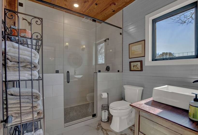 Luxury Cabin Right Across From Albert Dance Hall!