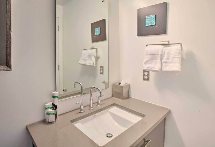 Modern Living In The Mile High City W/ Pano Views!