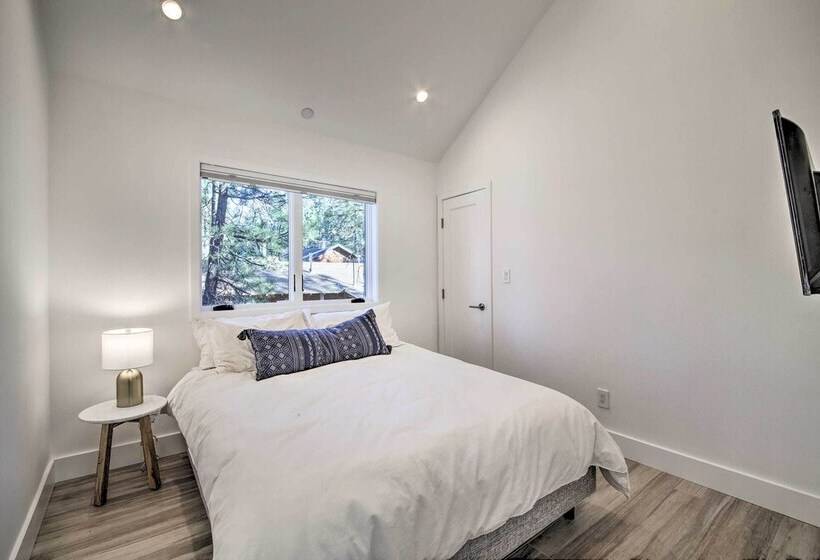 Half Mi To Big Bear Lake: Modern Home W/ Deck