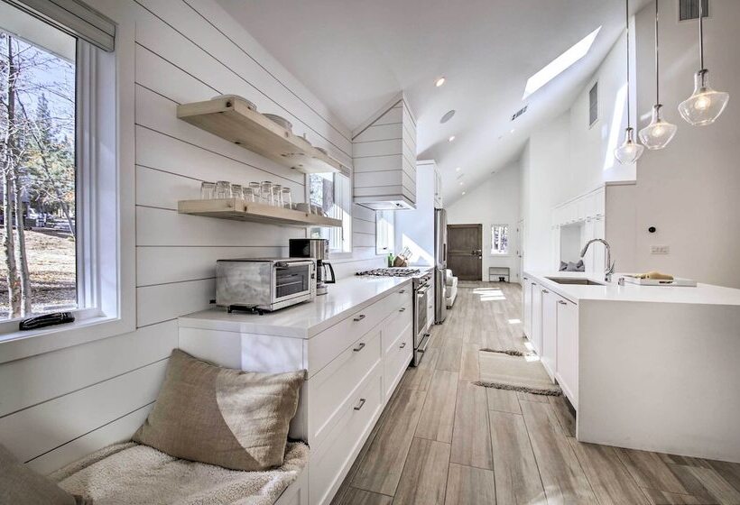 Half Mi To Big Bear Lake: Modern Home W/ Deck