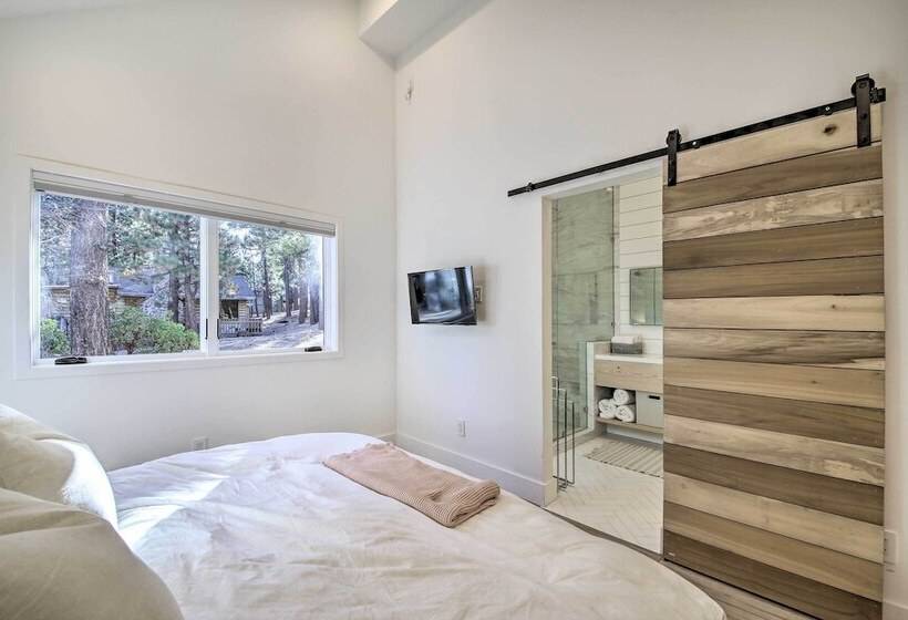 Half Mi To Big Bear Lake: Modern Home W/ Deck