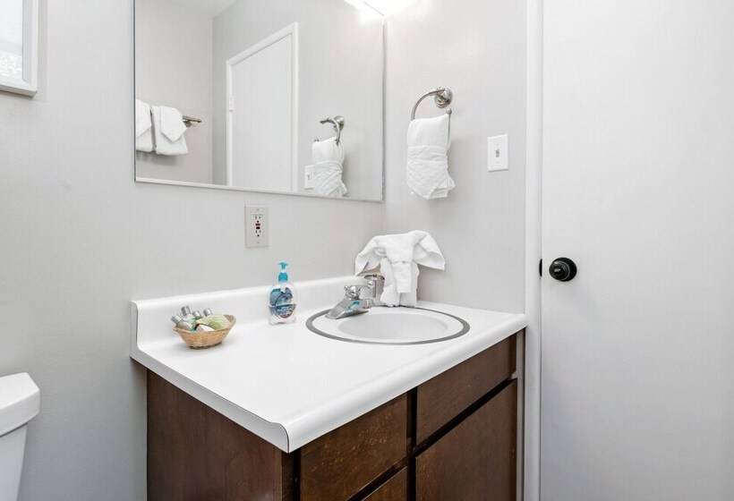 Moonlight Shores Lakefront