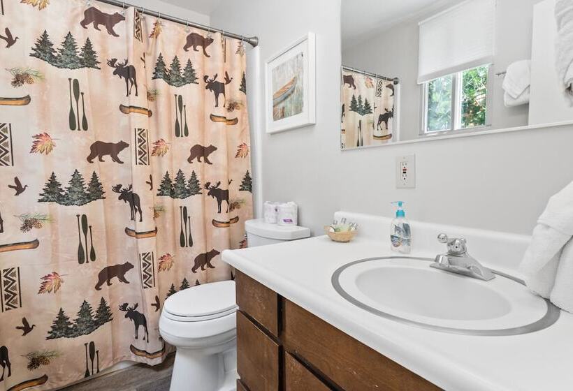 Moonlight Shores Lakefront