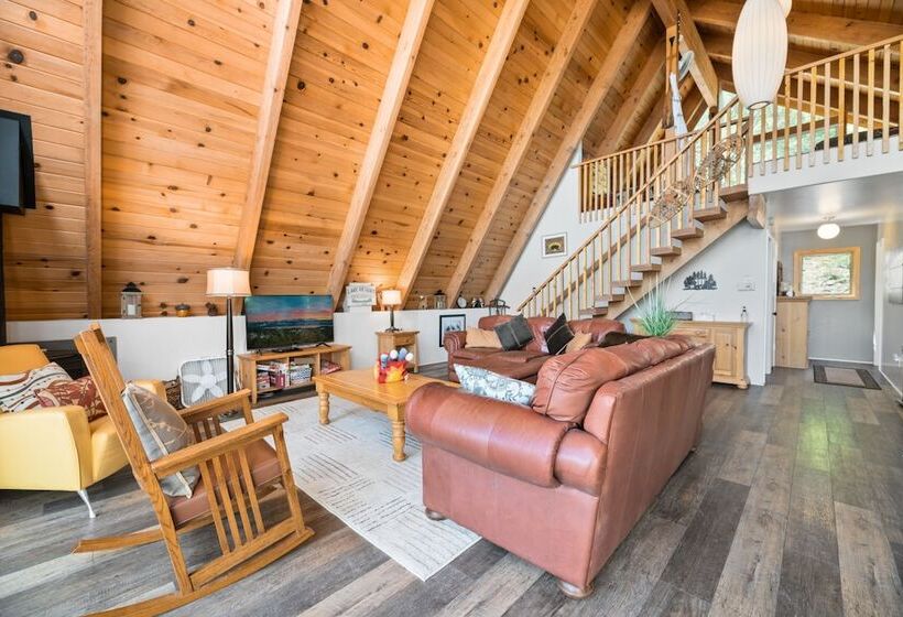 Moonlight Shores Lakefront