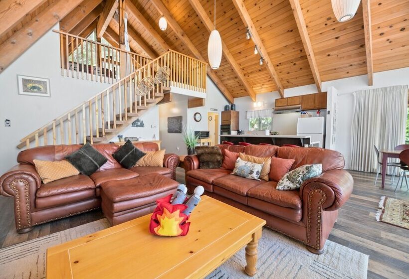 Moonlight Shores Lakefront