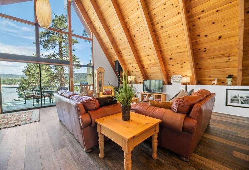 Moonlight Shores Lakefront