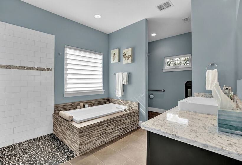 Luxury Cottage With Views Fireplace & Grill!