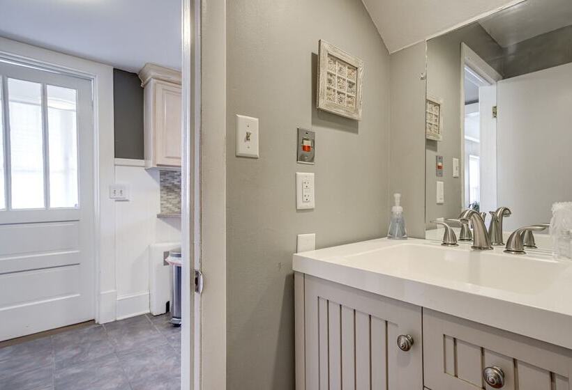 Ocean City Escape W/ Cozy Porch: Walk To Boardwalk