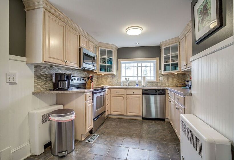 Ocean City Escape W/ Cozy Porch: Walk To Boardwalk