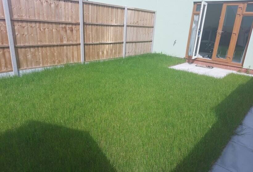 Пансион Room In Guest Room Ensuite Double Room, Full Kitchen, In 3 Bed Home