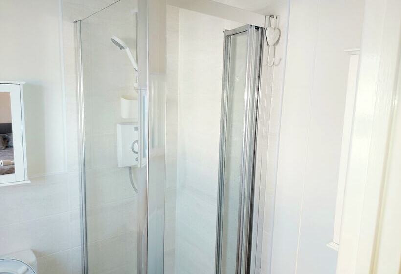 Пансион Room In Guest Room Ensuite Double Room, Full Kitchen, In 3 Bed Home