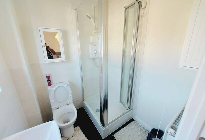 Пансион Room In Guest Room Ensuite Double Room, Full Kitchen, In 3 Bed Home