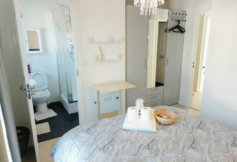 Пансион Room In Guest Room Ensuite Double Room, Full Kitchen, In 3 Bed Home