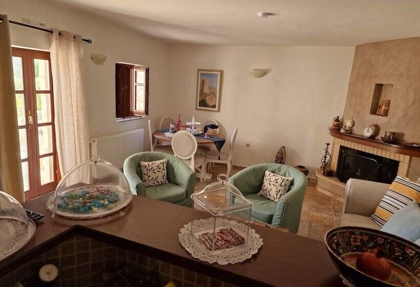 פנסיון Focalion Castle Luxury Suites