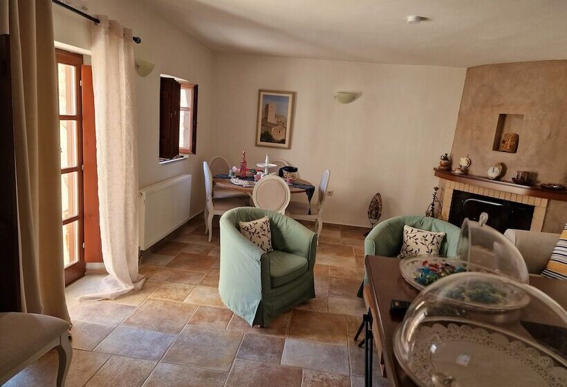 פנסיון Focalion Castle Luxury Suites