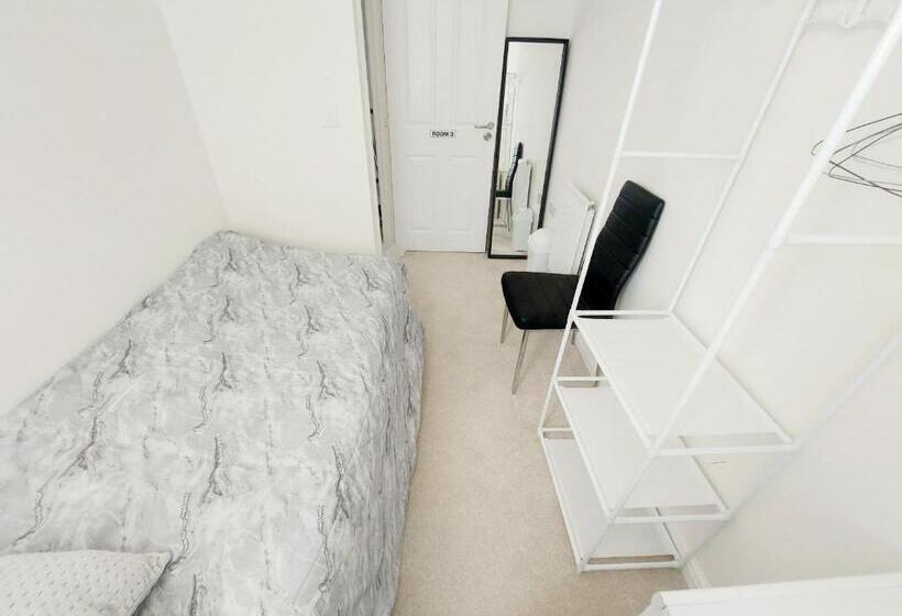 ペンション Room In Guest Room   Single Room In 3 Bed Home, Full Kitchen, Shared Bathroom