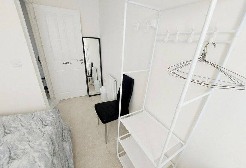 Пансион Room In Guest Room Single Room In 3 Bed Home, Full Kitchen, Shared Bathroom