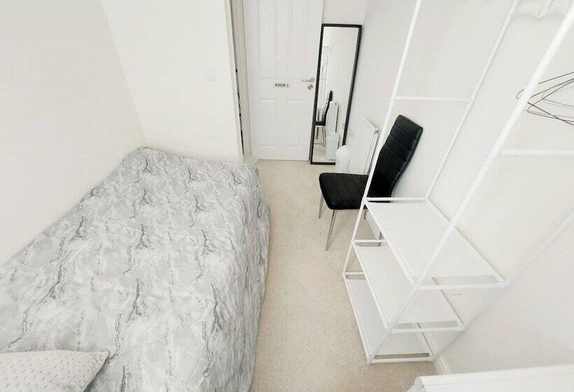 ペンション Room In Guest Room   Single Room In 3 Bed Home, Full Kitchen, Shared Bathroom