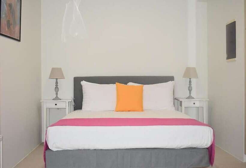 פנסיון Vivian Art Apartments