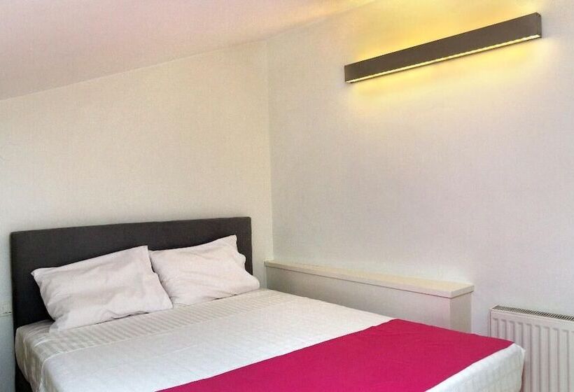 פנסיון Vivian Art Apartments