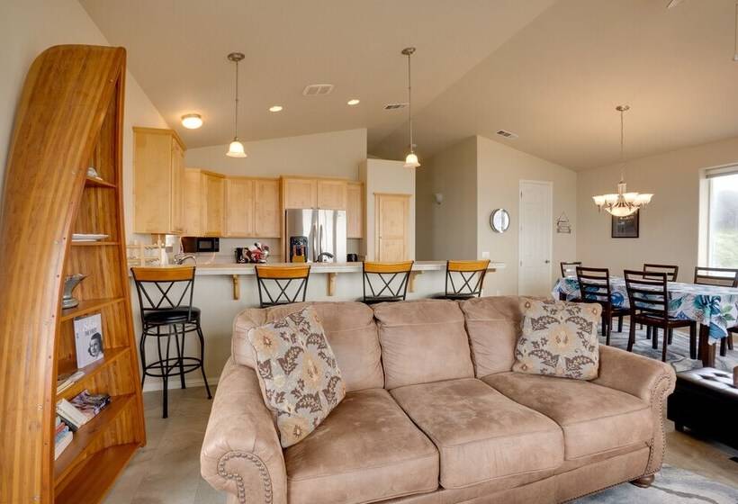 Pet Free Oceanfront Home W/ Hot Tub & Beach Access