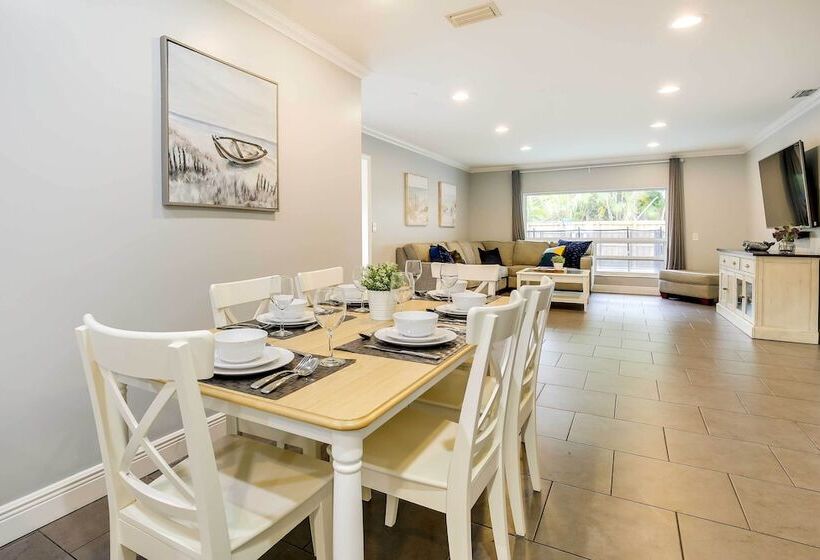 Pet Friendly Paradise W/ Pool ~ 6 Mi To Beach!