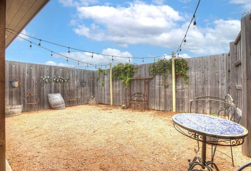 Private Luxury Retreat With Hot Tub 10mins To Fred!