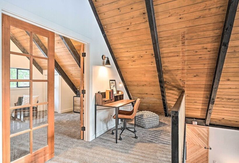 Remodeled Skykomish Escape W/ Loft + Hot Tub!