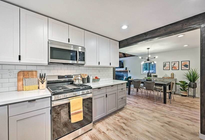 Remodeled Skykomish Escape W/ Loft + Hot Tub!