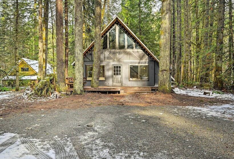 Remodeled Skykomish Escape W/ Loft + Hot Tub!