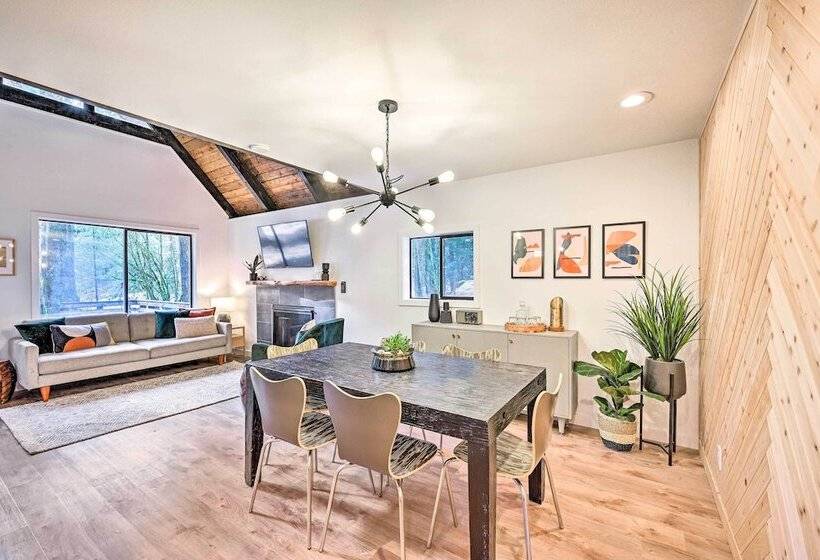 Remodeled Skykomish Escape W/ Loft + Hot Tub!
