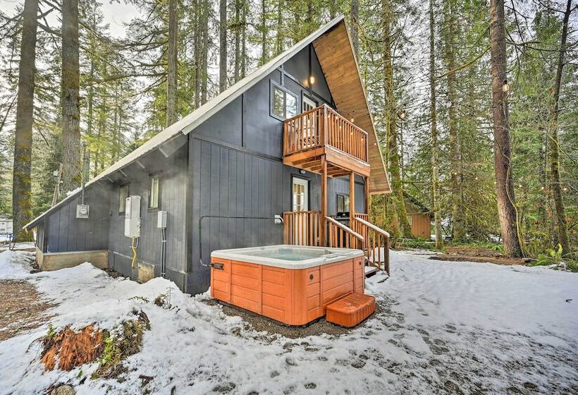 Remodeled Skykomish Escape W/ Loft + Hot Tub!