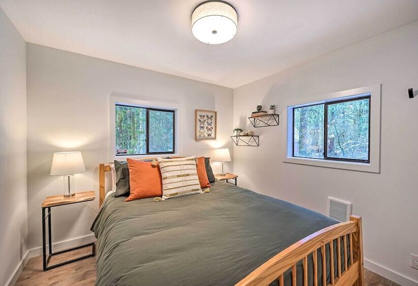 Remodeled Skykomish Escape W/ Loft + Hot Tub!